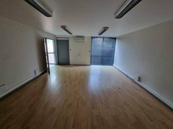 OPPORTUNITÉ TERTIAIRE À SAISIR – BUREAUX EN RDC AVEC STATIONNEMENT COMMUN