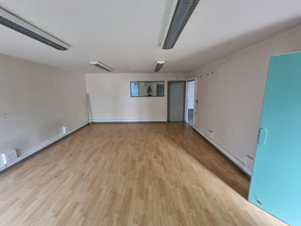OPPORTUNITÉ TERTIAIRE À SAISIR – BUREAUX EN RDC AVEC STATIONNEMENT COMMUN