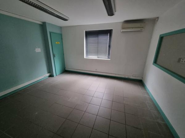 OPPORTUNITÉ TERTIAIRE À SAISIR – BUREAUX EN RDC AVEC STATIONNEMENT COMMUN