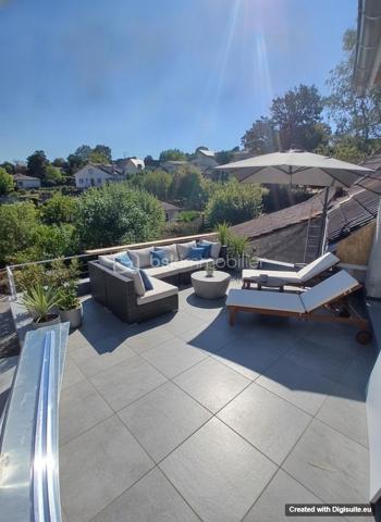 Venez habiter dans une maison de caractère pour cet appartement type 3 neuf en cours de travaux, idéalement situé au premier et dernier étage, dans un bel emplacement à proximité de Pouilley.
Imaginez vous....dans cet appartement qui vous propose: une entrée, une belle pièce de vie lumineuse et spacieuse avec une terrasse qui vient prolonger cet espace, et sa vue agréable dominante sur le village, une salle d'eau équipée, deux chambres et un cabinet de toilette.
Votre appartement possède de belles prestations et finitions, comprenant des volets électriques, des spots led plafond, un chauffage individuel en aérothermie+ clim réversible à télécommande, une place de parking privative, des charges minimum, livraison automne 2026, honoraires inclus charge vendeur.
Pour votre information, les photos en annonce, sont du home-staging virtuel d'aménagement intérieur et extérieur, pour avoir un visuel meublé.
Renseignements et rendez vous du lundi au samedi de 8h à 20 h.
