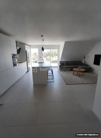 Venez habiter dans une maison de caractère pour cet appartement type 3 neuf en cours de travaux, idéalement situé au premier et dernier étage, dans un bel emplacement à proximité de Pouilley.
Imaginez vous....dans cet appartement qui vous propose: une entrée, une belle pièce de vie lumineuse et spacieuse avec une terrasse qui vient prolonger cet espace, et sa vue agréable dominante sur le village, une salle d'eau équipée, deux chambres et un cabinet de toilette.
Votre appartement possède de belles prestations et finitions, comprenant des volets électriques, des spots led plafond, un chauffage individuel en aérothermie+ clim réversible à télécommande, une place de parking privative, des charges minimum, livraison automne 2026, honoraires inclus charge vendeur.
Pour votre information, les photos en annonce, sont du home-staging virtuel d'aménagement intérieur et extérieur, pour avoir un visuel meublé.
Renseignements et rendez vous du lundi au samedi de 8h à 20 h.