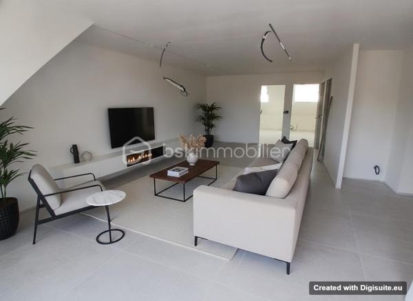 Venez habiter dans une maison de caractère pour cet appartement type 3 neuf en cours de travaux, idéalement situé au premier et dernier étage, dans un bel emplacement à proximité de Pouilley.
Imaginez vous....dans cet appartement qui vous propose: une entrée, une belle pièce de vie lumineuse et spacieuse avec une terrasse qui vient prolonger cet espace, et sa vue agréable dominante sur le village, une salle d'eau équipée, deux chambres et un cabinet de toilette.
Votre appartement possède de belles prestations et finitions, comprenant des volets électriques, des spots led plafond, un chauffage individuel en aérothermie+ clim réversible à télécommande, une place de parking privative, des charges minimum, livraison automne 2026, honoraires inclus charge vendeur.
Pour votre information, les photos en annonce, sont du home-staging virtuel d'aménagement intérieur et extérieur, pour avoir un visuel meublé.
Renseignements et rendez vous du lundi au samedi de 8h à 20 h.