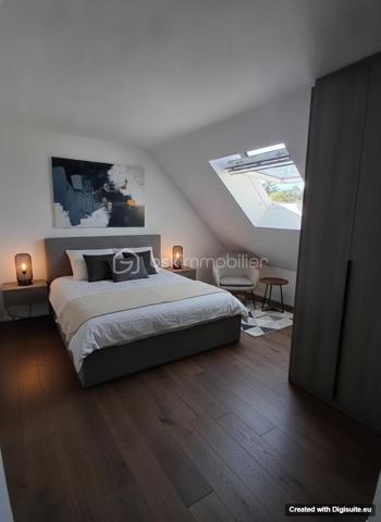 Venez habiter dans une maison de caractère pour cet appartement type 3 neuf en cours de travaux, idéalement situé au premier et dernier étage, dans un bel emplacement à proximité de Pouilley.
Imaginez vous....dans cet appartement qui vous propose: une entrée, une belle pièce de vie lumineuse et spacieuse avec une terrasse qui vient prolonger cet espace, et sa vue agréable dominante sur le village, une salle d'eau équipée, deux chambres et un cabinet de toilette.
Votre appartement possède de belles prestations et finitions, comprenant des volets électriques, des spots led plafond, un chauffage individuel en aérothermie+ clim réversible à télécommande, une place de parking privative, des charges minimum, livraison automne 2026, honoraires inclus charge vendeur.
Pour votre information, les photos en annonce, sont du home-staging virtuel d'aménagement intérieur et extérieur, pour avoir un visuel meublé.
Renseignements et rendez vous du lundi au samedi de 8h à 20 h.
