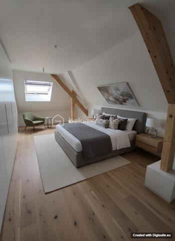 Venez habiter dans une maison de caractère pour cet appartement type 3 neuf en cours de travaux, idéalement situé au premier et dernier étage, dans un bel emplacement à proximité de Pouilley.
Imaginez vous....dans cet appartement qui vous propose: une entrée, une belle pièce de vie lumineuse et spacieuse avec une terrasse qui vient prolonger cet espace, et sa vue agréable dominante sur le village, une salle d'eau équipée, deux chambres et un cabinet de toilette.
Votre appartement possède de belles prestations et finitions, comprenant des volets électriques, des spots led plafond, un chauffage individuel en aérothermie+ clim réversible à télécommande, une place de parking privative, des charges minimum, livraison automne 2026, honoraires inclus charge vendeur.
Pour votre information, les photos en annonce, sont du home-staging virtuel d'aménagement intérieur et extérieur, pour avoir un visuel meublé.
Renseignements et rendez vous du lundi au samedi de 8h à 20 h.