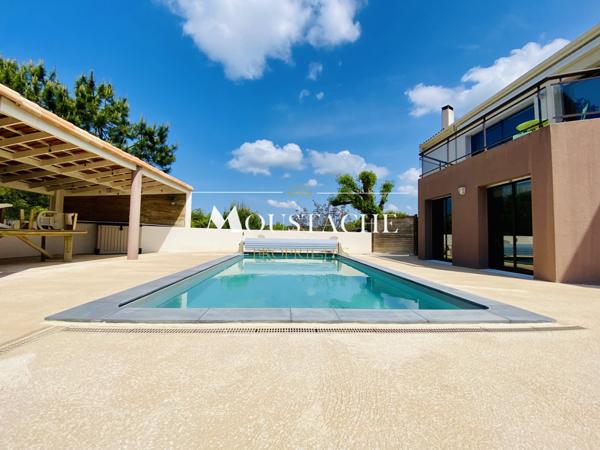 VILLA D'EXCEPTION AVEC PISCINE - A 700 mètres DE LA PLAGE -