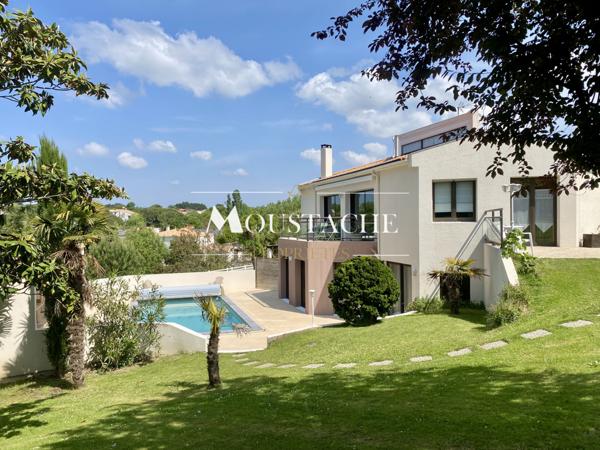 VILLA D'EXCEPTION AVEC PISCINE - A 700 mètres DE LA PLAGE -