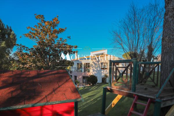 VILLA D'EXCEPTION AVEC PISCINE - A 700 mètres DE LA PLAGE -