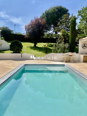 VILLA D'EXCEPTION AVEC PISCINE - A 700 mètres DE LA PLAGE -