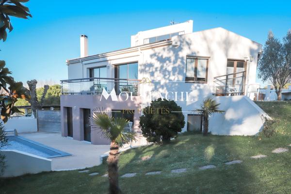 VILLA D'EXCEPTION AVEC PISCINE - A 700 mètres DE LA PLAGE -