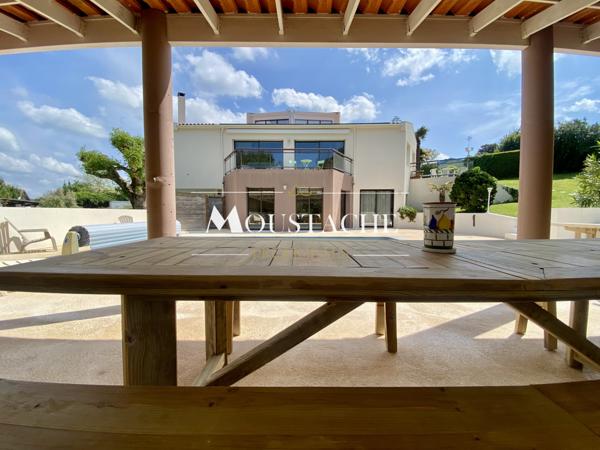 VILLA D'EXCEPTION AVEC PISCINE - A 700 mètres DE LA PLAGE -