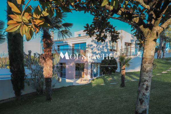 VILLA D'EXCEPTION AVEC PISCINE - A 700 mètres DE LA PLAGE -