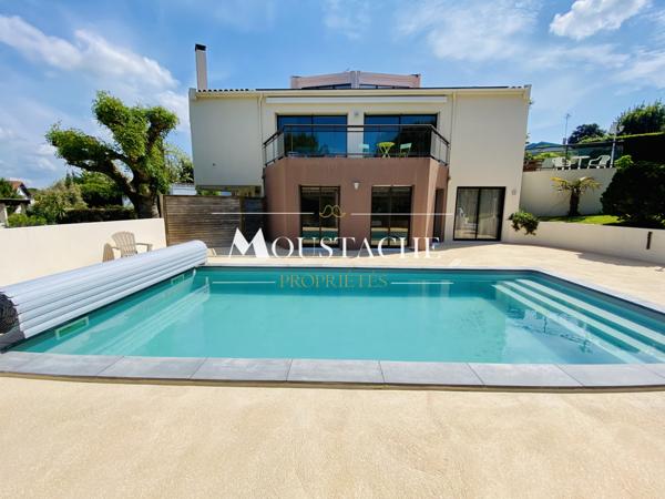 VILLA D'EXCEPTION AVEC PISCINE - A 700 mètres DE LA PLAGE -