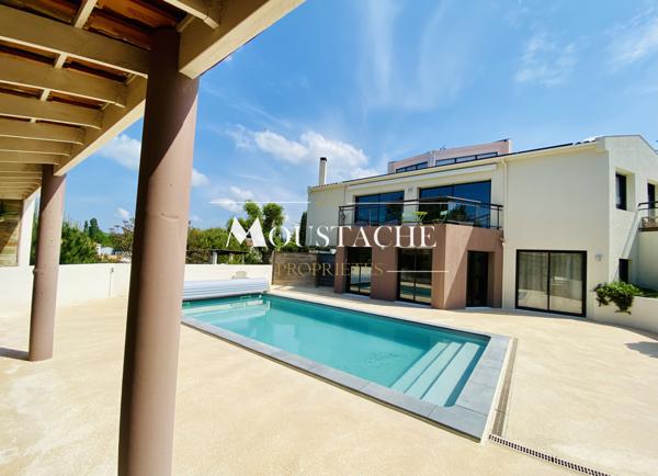 VILLA D'EXCEPTION AVEC PISCINE - A 700 mètres DE LA PLAGE -