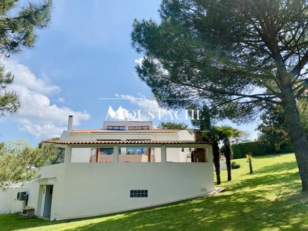 VILLA D'EXCEPTION AVEC PISCINE - A 700 mètres DE LA PLAGE -