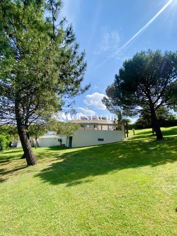 VILLA D'EXCEPTION AVEC PISCINE - A 700 mètres DE LA PLAGE -