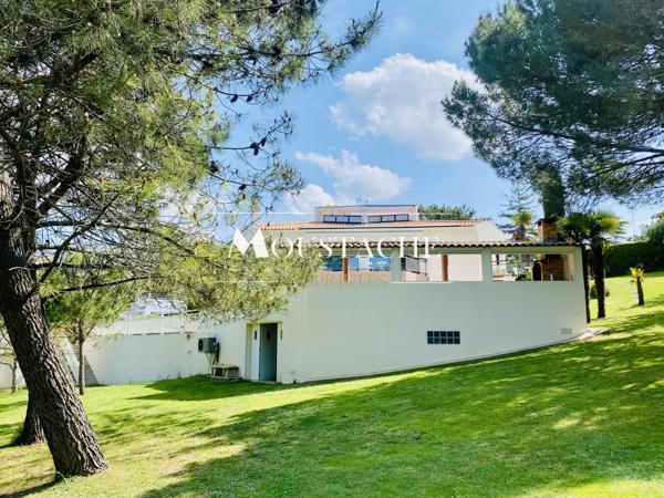 VILLA D'EXCEPTION AVEC PISCINE - A 700 mètres DE LA PLAGE -