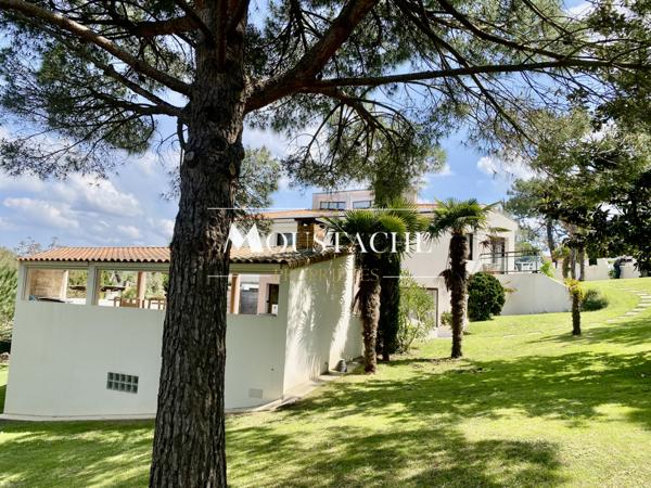 VILLA D'EXCEPTION AVEC PISCINE - A 700 mètres DE LA PLAGE -