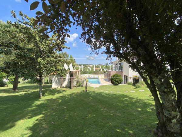 VILLA D'EXCEPTION AVEC PISCINE - A 700 mètres DE LA PLAGE -