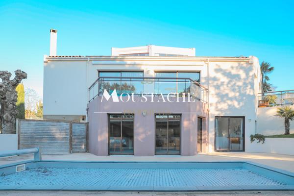 VILLA D'EXCEPTION AVEC PISCINE - A 700 mètres DE LA PLAGE -