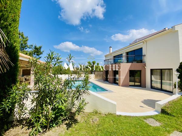 VILLA D'EXCEPTION AVEC PISCINE - A 700 mètres DE LA PLAGE -