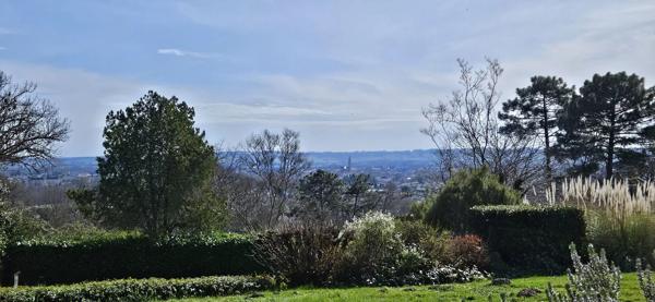 Maison avec vue panoramique et piscine – Proche Bergerac