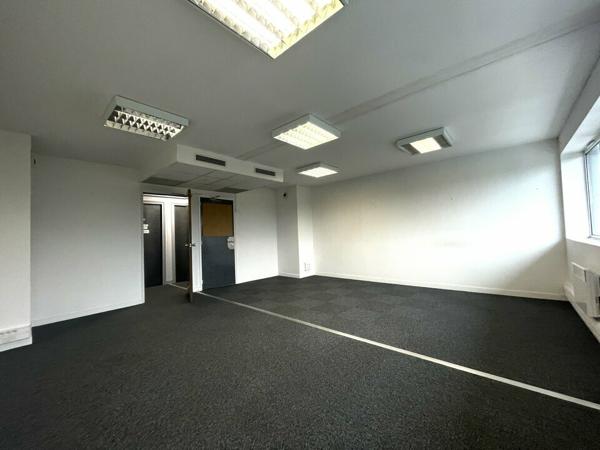 TECHNOPOLE FUTUROSCOPE - BUREAU A LOUER DES 37 M² - TOUTES PRESTATIONS INCLUSES