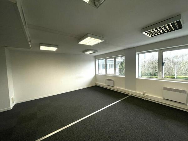 TECHNOPOLE FUTUROSCOPE - BUREAU A LOUER DES 37 M² - TOUTES PRESTATIONS INCLUSES