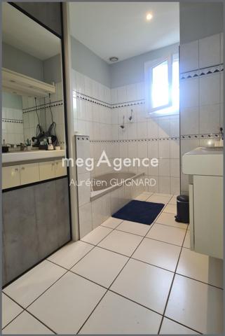 Maison à BRESSUIRE, 79300 - 10 pièces 160m²
