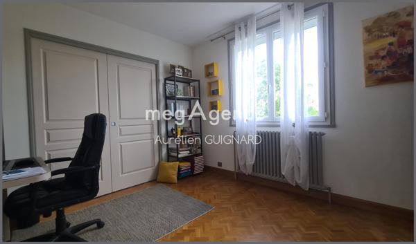 Maison à BRESSUIRE, 79300 - 10 pièces 160m²