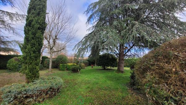 DEUX MAISONS, UNE SEULE ADRESSE  A LA FORCE 24130