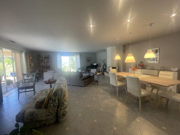 Villa de plain pied avec piscine