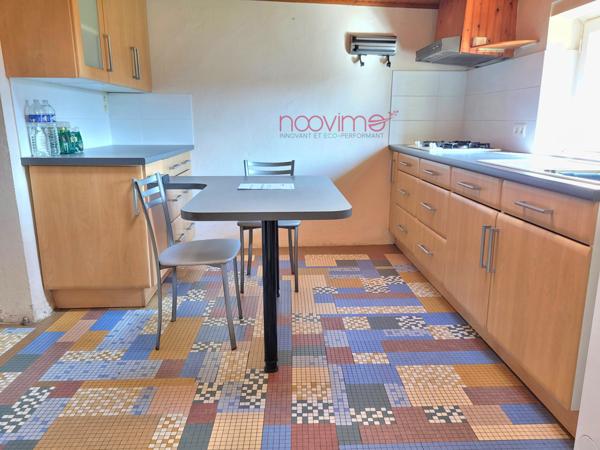 Maison ancienne de plain pied avec jardin et dépendances