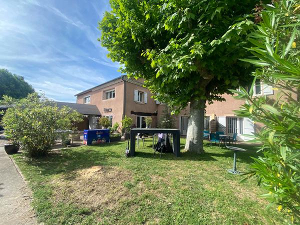 Local d'activité Crest 9 pièce(s) 380 m2 , espace jardin , parking, plusieurs bureau ou pas de portes