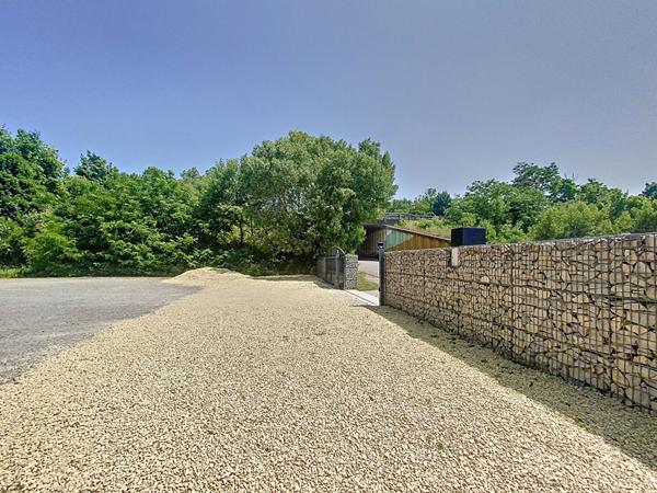 Local d'activité Crest 9 pièce(s) 380 m2 , espace jardin , parking, plusieurs bureau ou pas de portes