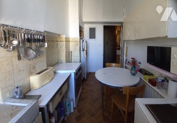 Exclusivité, Bd de la Libération, grand appartement T3 traversant  de presque 98 m², à rénover.