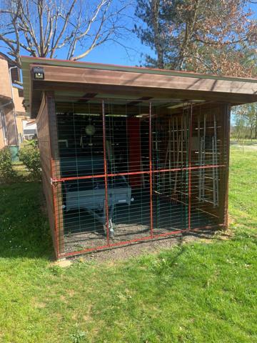 A deux pas de tout le calme en prime ! Jolie maison lumineuse et cosy, en parfait état.