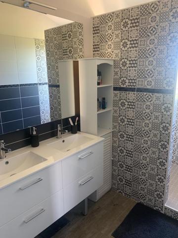 A deux pas de tout le calme en prime ! Jolie maison lumineuse et cosy, en parfait état.