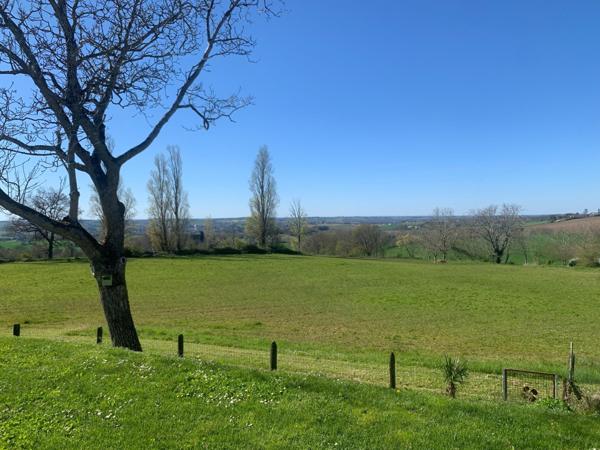 A deux pas de tout le calme en prime ! Jolie maison lumineuse et cosy, en parfait état.