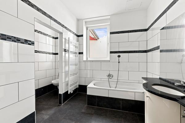 Immeuble
         17 pièces
        - 441 m² Exclusivité 840 000 € *