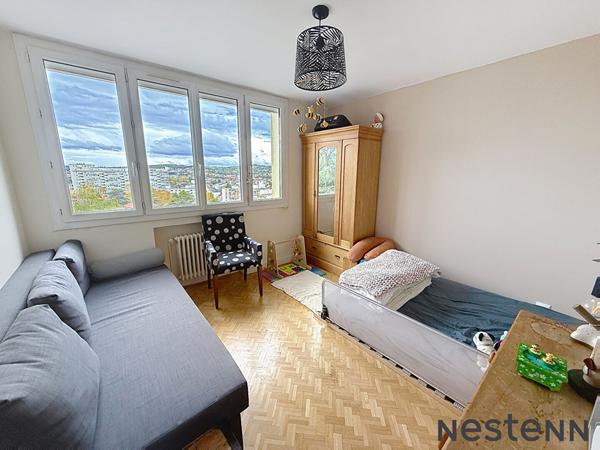 EXCLUSIVITÉ Coup de coeur - Appartement rénové avec soin avec garage et 2 places de parking privatives