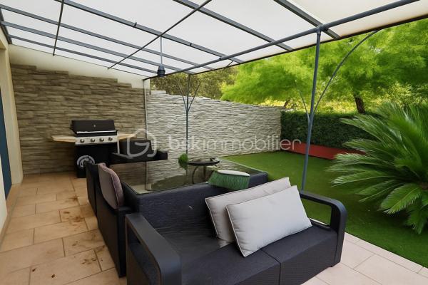 Découvrez cette ravissante maison de 84,70 m² située à Hyères secteur Est, lotissement Victor et Jean Salusse, dans un écrin de tranquillité. Construite en 1990, elle offre un cadre de vie agréable sans compromis sur l'accessibilité urbaine.
Actuellement louée 1600€ par mois, elle présente une belle opportunité d'investissement locatif.
Fin du bail : septembre 2027

Avec son aménagement pratique de 4 pièces dont une grande pièce de vie avec cuisine américaine équipée de matériaux de qualité et s'ouvrant sur une belle terrasse ombragée entourée de nature, idéale pour profiter de moments en plein air. À l'étage, 3 belles chambres une salle d'eau moderne et un WC séparé composent le coin nuit. 
Un grand garage est également à votre disposition.
Moderne et en parfait état, c'est le moment de poser vos valises en famille pour profiter d'un cadre de vie idéal sur la commune de Hyères les Palmiers.

Proximité de transports et commodités, idéale pour vos déplacements quotidiens. Visitez-la sans tarder avec Anne MARIN !