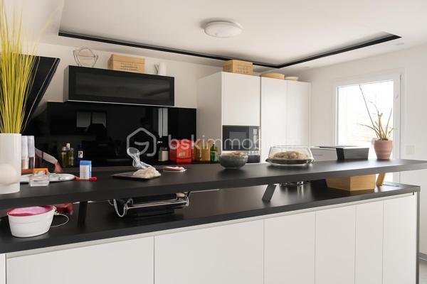 Découvrez cette ravissante maison de 84,70 m² située à Hyères secteur Est, lotissement Victor et Jean Salusse, dans un écrin de tranquillité. Construite en 1990, elle offre un cadre de vie agréable sans compromis sur l'accessibilité urbaine.
Actuellement louée 1600€ par mois, elle présente une belle opportunité d'investissement locatif.
Fin du bail : septembre 2027

Avec son aménagement pratique de 4 pièces dont une grande pièce de vie avec cuisine américaine équipée de matériaux de qualité et s'ouvrant sur une belle terrasse ombragée entourée de nature, idéale pour profiter de moments en plein air. À l'étage, 3 belles chambres une salle d'eau moderne et un WC séparé composent le coin nuit. 
Un grand garage est également à votre disposition.
Moderne et en parfait état, c'est le moment de poser vos valises en famille pour profiter d'un cadre de vie idéal sur la commune de Hyères les Palmiers.

Proximité de transports et commodités, idéale pour vos déplacements quotidiens. Visitez-la sans tarder avec Anne MARIN !