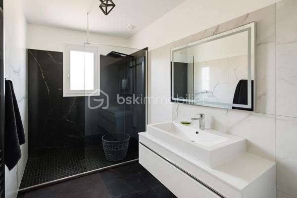 Découvrez cette ravissante maison de 84,70 m² située à Hyères secteur Est, lotissement Victor et Jean Salusse, dans un écrin de tranquillité. Construite en 1990, elle offre un cadre de vie agréable sans compromis sur l'accessibilité urbaine.
Actuellement louée 1600€ par mois, elle présente une belle opportunité d'investissement locatif.
Fin du bail : septembre 2027

Avec son aménagement pratique de 4 pièces dont une grande pièce de vie avec cuisine américaine équipée de matériaux de qualité et s'ouvrant sur une belle terrasse ombragée entourée de nature, idéale pour profiter de moments en plein air. À l'étage, 3 belles chambres une salle d'eau moderne et un WC séparé composent le coin nuit. 
Un grand garage est également à votre disposition.
Moderne et en parfait état, c'est le moment de poser vos valises en famille pour profiter d'un cadre de vie idéal sur la commune de Hyères les Palmiers.

Proximité de transports et commodités, idéale pour vos déplacements quotidiens. Visitez-la sans tarder avec Anne MARIN !