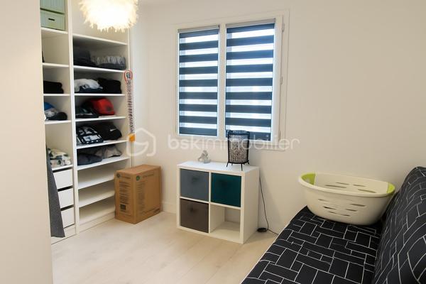 Découvrez cette ravissante maison de 84,70 m² située à Hyères secteur Est, lotissement Victor et Jean Salusse, dans un écrin de tranquillité. Construite en 1990, elle offre un cadre de vie agréable sans compromis sur l'accessibilité urbaine.
Actuellement louée 1600€ par mois, elle présente une belle opportunité d'investissement locatif.
Fin du bail : septembre 2027

Avec son aménagement pratique de 4 pièces dont une grande pièce de vie avec cuisine américaine équipée de matériaux de qualité et s'ouvrant sur une belle terrasse ombragée entourée de nature, idéale pour profiter de moments en plein air. À l'étage, 3 belles chambres une salle d'eau moderne et un WC séparé composent le coin nuit. 
Un grand garage est également à votre disposition.
Moderne et en parfait état, c'est le moment de poser vos valises en famille pour profiter d'un cadre de vie idéal sur la commune de Hyères les Palmiers.

Proximité de transports et commodités, idéale pour vos déplacements quotidiens. Visitez-la sans tarder avec Anne MARIN !