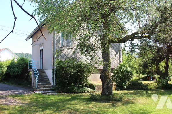 Maison ind. de 96m² sur ss avec garage et dépendance sur un terrain de 995m²dans un quartier calme.