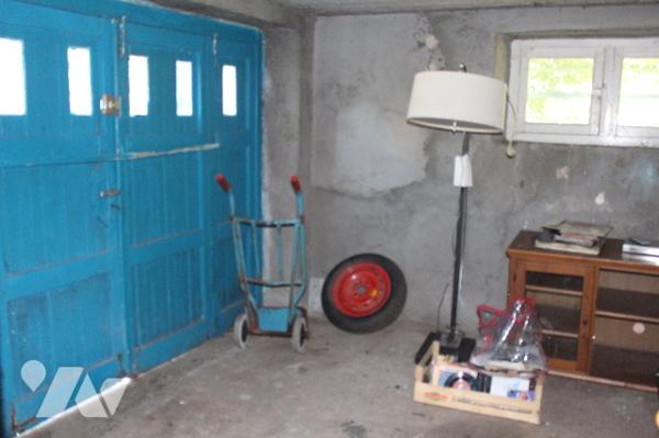 Maison ind. de 96m² sur ss avec garage et dépendance sur un terrain de 995m²dans un quartier calme.
