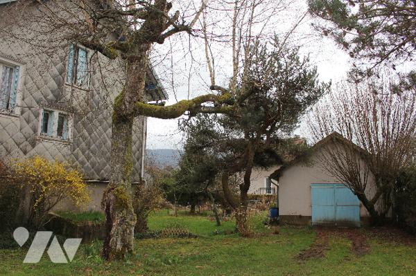 Maison ind. de 96m² sur ss avec garage et dépendance sur un terrain de 995m²dans un quartier calme.