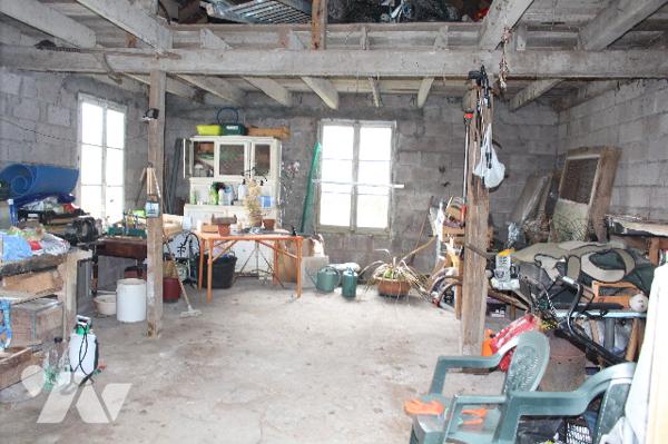 Maison ind. de 96m² sur ss avec garage et dépendance sur un terrain de 995m²dans un quartier calme.