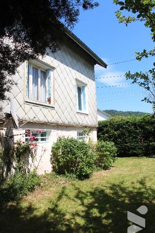 Maison ind. de 96m² sur ss avec garage et dépendance sur un terrain de 995m²dans un quartier calme.