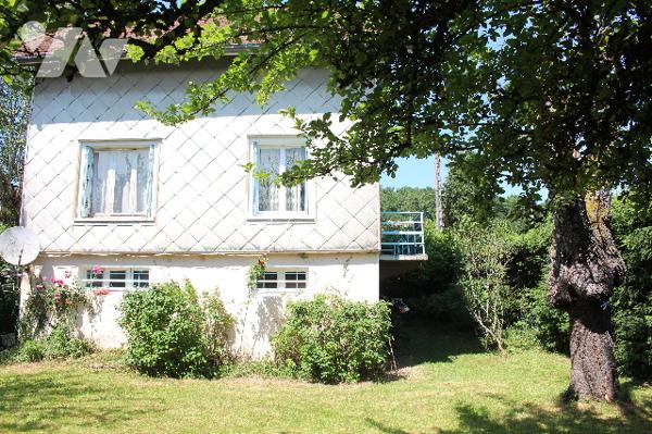 Maison ind. de 96m² sur ss avec garage et dépendance sur un terrain de 995m²dans un quartier calme.